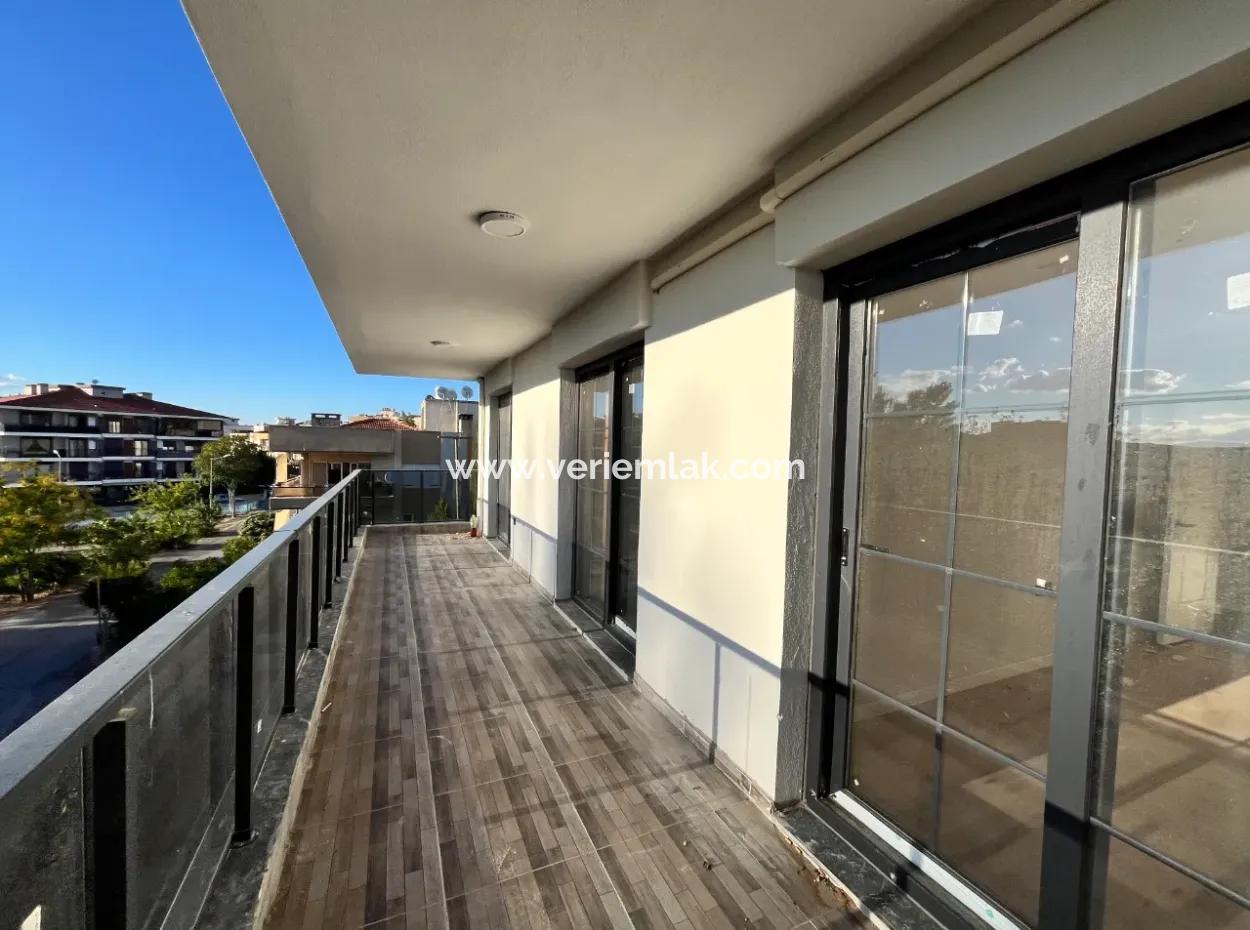 108 M² 2 1 Wohnung Zum Verkauf In Der Seferihisar-Kusadasi Road, Großer Balkon Und En-Suite Badezimmer