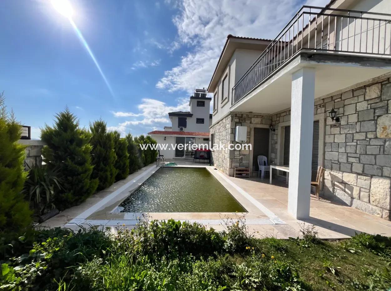 Luxusvilla Mit Freistehendem Pool Und Steinarchitektur In Der Nähe Des Meeres In Seferihisar Akarca