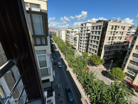 Wohnung Zum Verkauf Am Alsancak Poet Eşref Boulevard Mit Messeblick