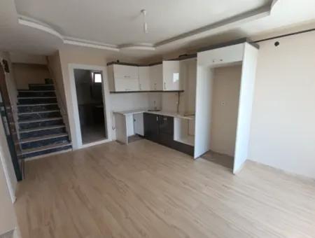 3 In 1 Maisonette-Wohnung Zum Verkauf Im Bezirk Seferihisar Hidirlik, In Der Nähe Der Mehmet Izdal Grundschule