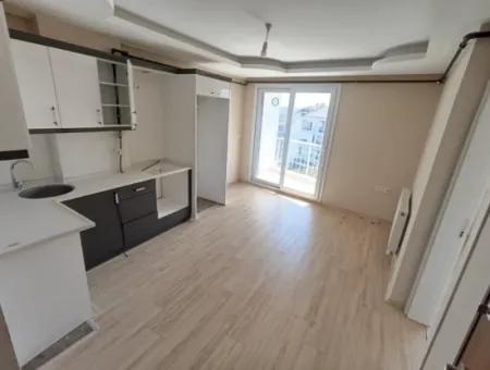 3 In 1 Maisonette-Wohnung Zum Verkauf Im Bezirk Seferihisar Hidirlik, In Der Nähe Der Mehmet Izdal Grundschule