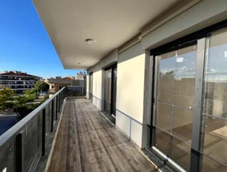 108 M² 2 1 Wohnung Zum Verkauf In Der Seferihisar-Kusadasi Road, Großer Balkon Und En-Suite Badezimmer