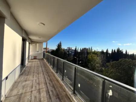 108 M² 2 1 Wohnung Zum Verkauf In Der Seferihisar-Kusadasi Road, Großer Balkon Und En-Suite Badezimmer