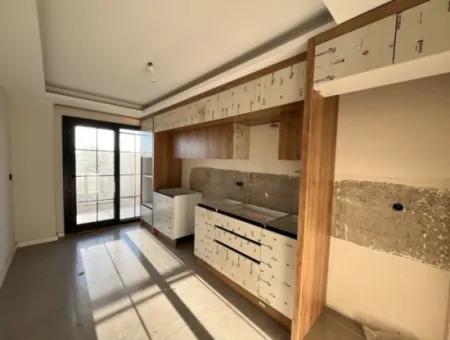 108 M² 2 1 Wohnung Zum Verkauf In Der Seferihisar-Kusadasi Road, Großer Balkon Und En-Suite Badezimmer