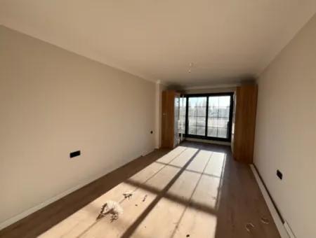 108 M² 2 1 Wohnung Zum Verkauf In Der Seferihisar-Kusadasi Road, Großer Balkon Und En-Suite Badezimmer