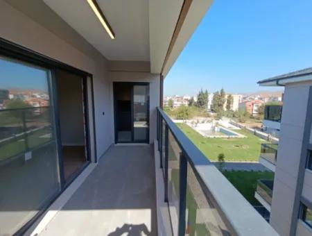 In Einem Komplex Mit Pool In Seferihisar 4. Etage 3 In 1 Wohnung Mit Balkon | 140 M² | En-Suite Badezimmer | Separate Küche | Balkon Mit Aussicht | Große Landschaftsflächen