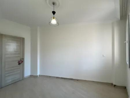 1 1 Wohnung Zu Verkaufen In Seferihisar Basar Zentrum, Mit Balkon, Schnäppchen!