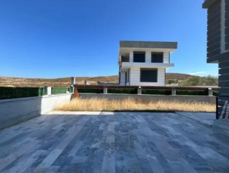 2 In 1 Villa Mit Großer Terrasse Und Ecklage In Düzce – Separate Küche Und Heller Wohnbereich