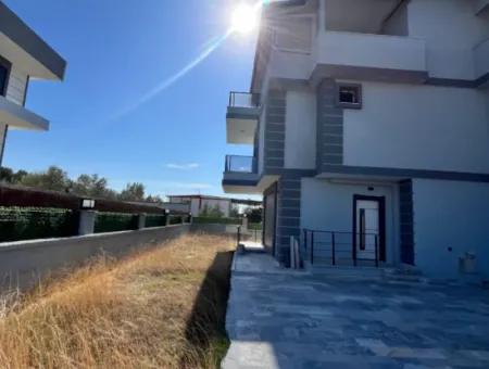 2 In 1 Villa Mit Großer Terrasse Und Ecklage In Düzce – Separate Küche Und Heller Wohnbereich