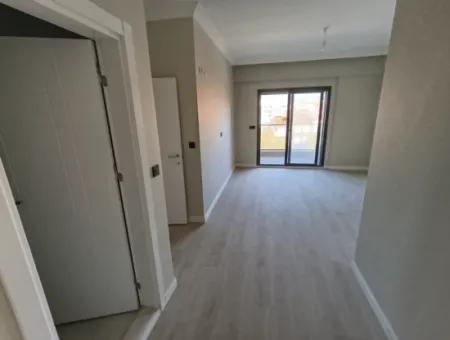 Helles Und Modernes 3-In-1-Apartment Mit Doppelbalkon In Der Kusadasi-Straße, Izmir