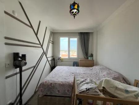 Geräumige Und Helle 2 1 Wohnung Mit Aufzug In Seferihisar Camiikebir!