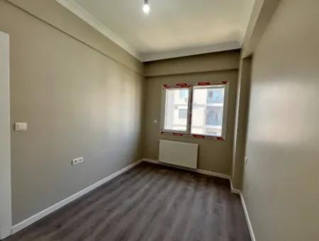 Seferihisar Camiikebir District, Gözsüzler District, Ecklage, Poolkomplex In Einer Brandneuen 2 1 Wohnung!