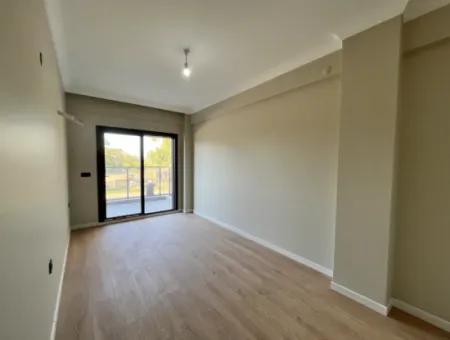 Brandneue 3 1 Wohnung In Einem Komplex Mit Pool In Seferihisar | 140 M² | En-Suite Badezimmer | Separate Küche | Terrasse Mit Aussicht | Große Landschaftsflächen | Geräumiges Wohnen