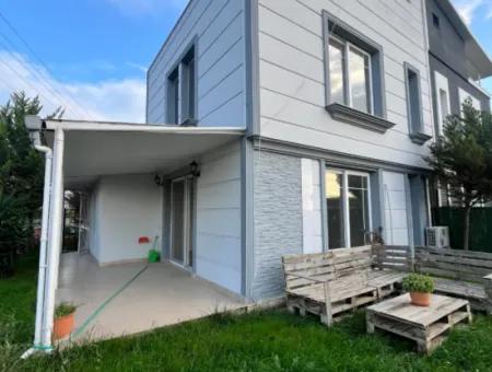 Villa Zu Verkaufen Im Stadtteil Seferihisar Düzce, Zentral Gelegen, Mit Großem Garten Und Terrasse