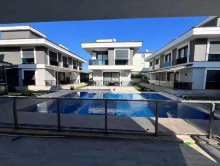 Komplett Freistehende Villa Mit Pool Und Ultraluxuriöser Villa In Seferihisar Çolakibrahimbey