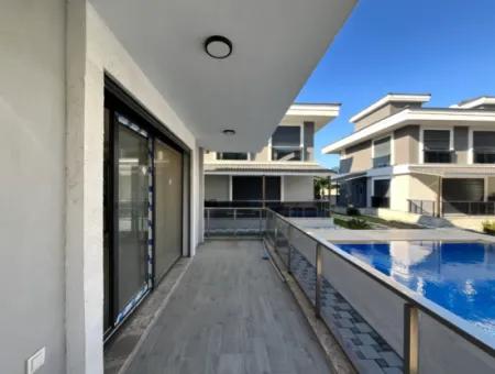 Komplett Freistehende Villa Mit Pool Und Ultraluxuriöser Villa In Seferihisar Çolakibrahimbey