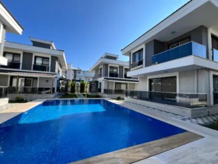 Komplett Freistehende Villa Mit Pool Und Ultraluxuriöser Villa In Seferihisar Çolakibrahimbey