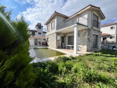 Luxusvilla Mit Freistehendem Pool Und Steinarchitektur In Der Nähe Des Meeres In Seferihisar Akarca