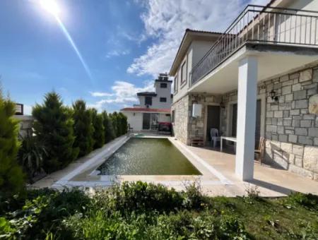 Luxusvilla Mit Freistehendem Pool Und Steinarchitektur In Der Nähe Des Meeres In Seferihisar Akarca