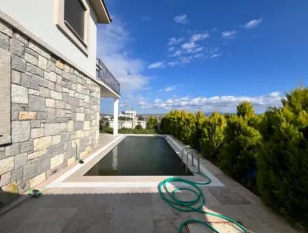 Luxusvilla Mit Freistehendem Pool Und Steinarchitektur In Der Nähe Des Meeres In Seferihisar Akarca