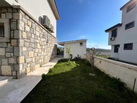 Luxusvilla Mit Freistehendem Pool Und Steinarchitektur In Der Nähe Des Meeres In Seferihisar Akarca