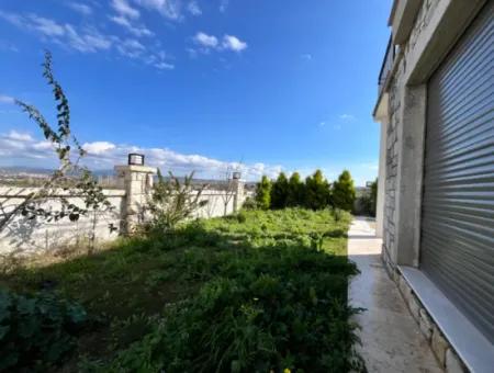 Luxusvilla Mit Freistehendem Pool Und Steinarchitektur In Der Nähe Des Meeres In Seferihisar Akarca