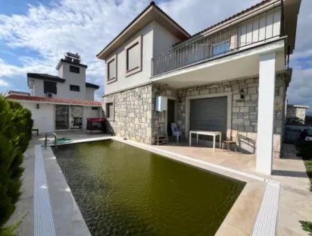 Luxusvilla Mit Freistehendem Pool Und Steinarchitektur In Der Nähe Des Meeres In Seferihisar Akarca