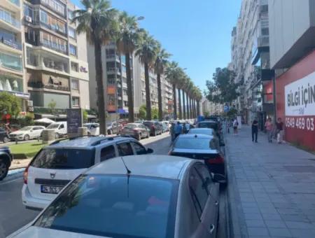 Beschilderung Wertvoller Mietimmobilien Am Alsancak Gündoğdu Platz