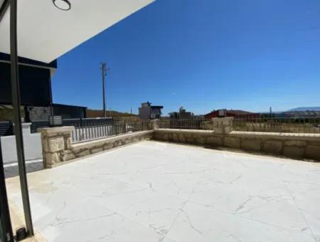 3 1 Duplex-Villa Zum Verkauf Mit Meerblick, Pool Und Parkplatz In Seferihisar Akarcada