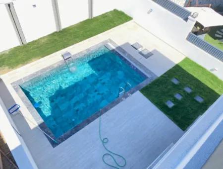 3 1 Duplex-Villa Zum Verkauf Mit Meerblick, Pool Und Parkplatz In Seferihisar Akarcada