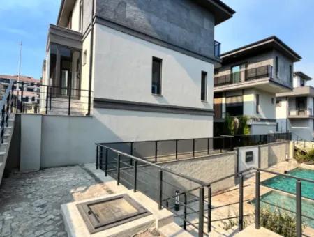 Wo Luxus Und Komfort Aufeinandertreffen: Einzigartige Villa Zum Verkauf Mit Pool!