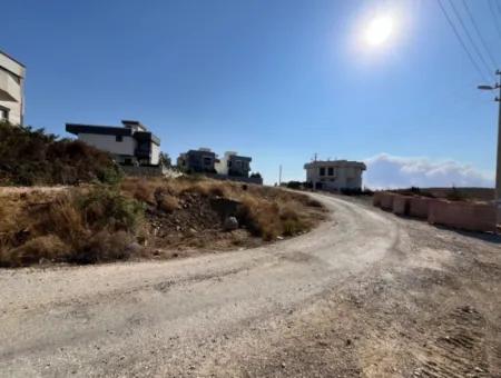 Eckgrundstück Zum Verkauf In Seferihisar Akarca, Nur Wenige Gehminuten Vom Strand Mit Der Blauen Flagge Entfernt!