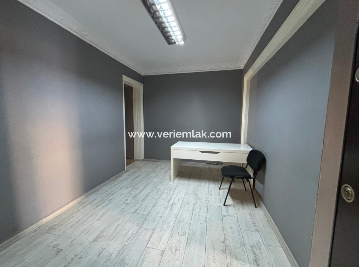 2Nd Floor Rental Office/Office On Alsancak Kıbrıs Şehitleri Street Above The Warehouse Store