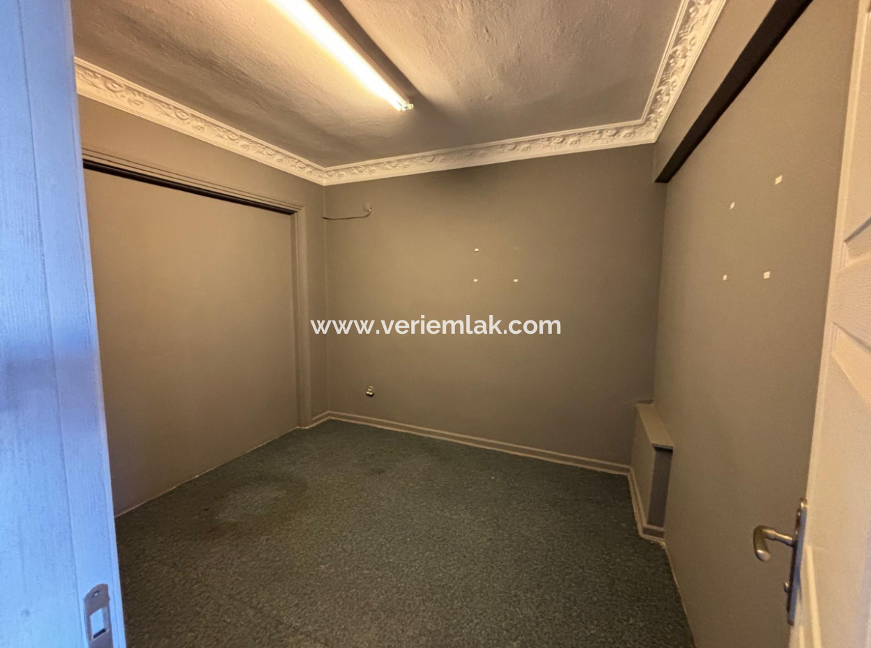 2Nd Floor Rental Office/Office On Alsancak Kıbrıs Şehitleri Street Above The Warehouse Store