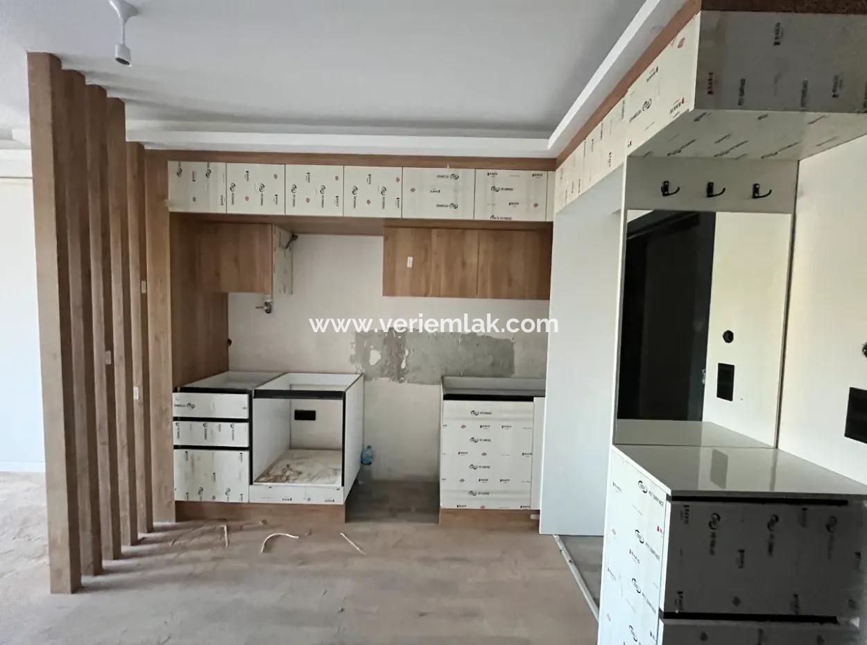 1 1.5 Flat For Sale On The Seferihisar-Kusadasi Road, In A New Building With A Wide Usage Area