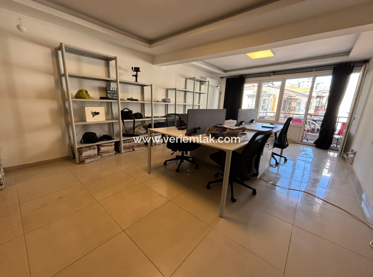 1St Floor Renovated Rental Office/Office On Alsancak Kıbrıs Martyrs Street Above The Warehouse Store