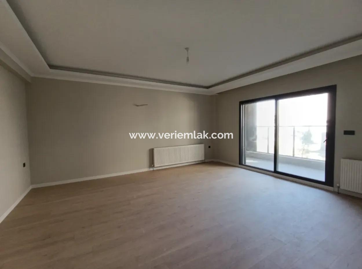 3 1 Mezzanine Spacious Apartment In Seferihisar Camikebir Neighborhood With Garden, Pool And Security!