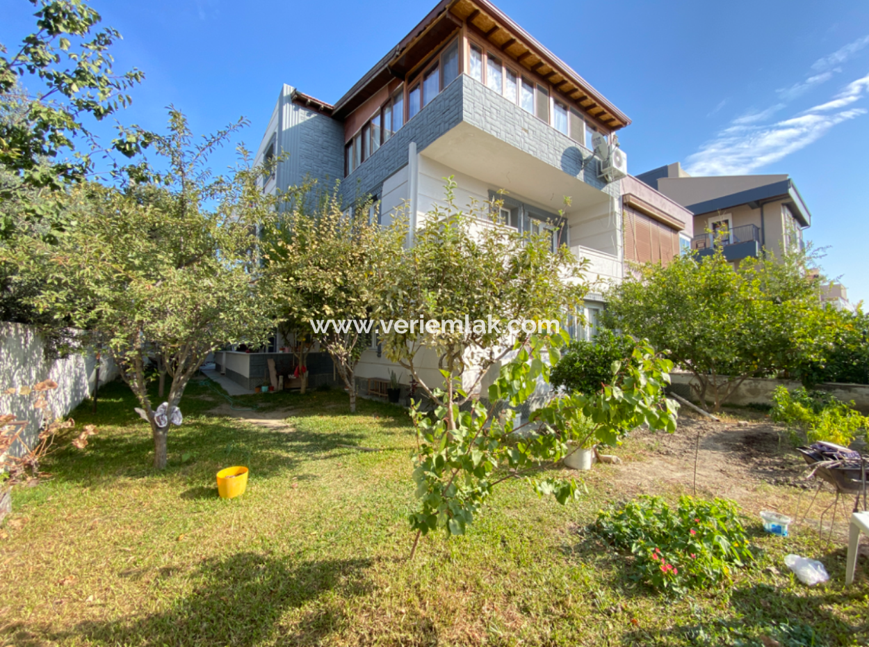 Seferihisar Çolakibrahim Bey Mah. Detached Villa For Sale With Large Garden