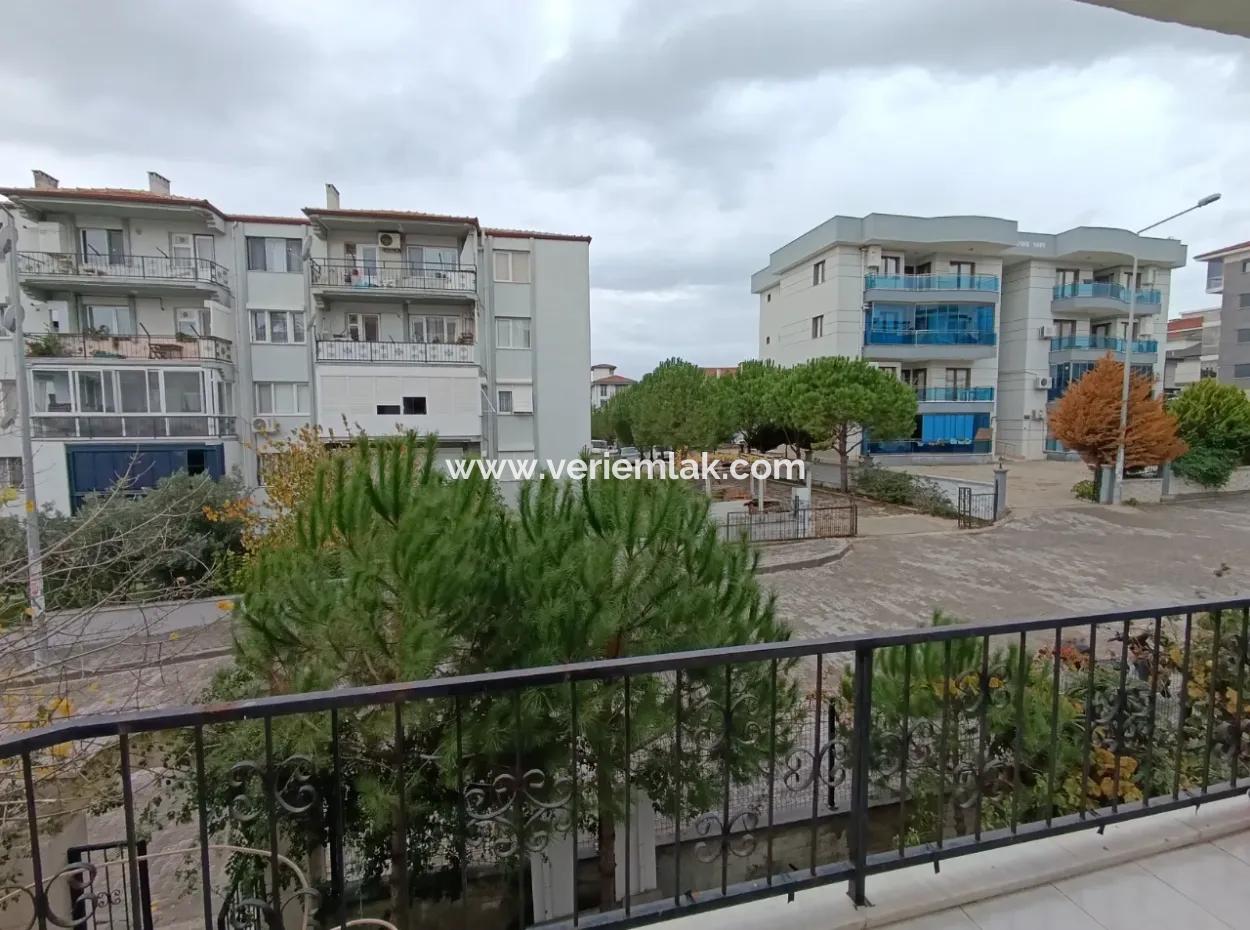 Large And Economical Apartment For Rent In Seferihisar Camikebir Neighborhood