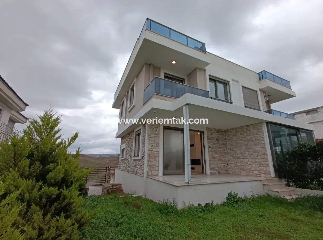 Villa With Fireplace With Sea View In Seferihisar Akarca!