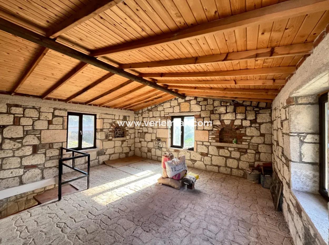 Stone House And Olive Grove In 1800 M² Plot In Seferihisar Kavakdere