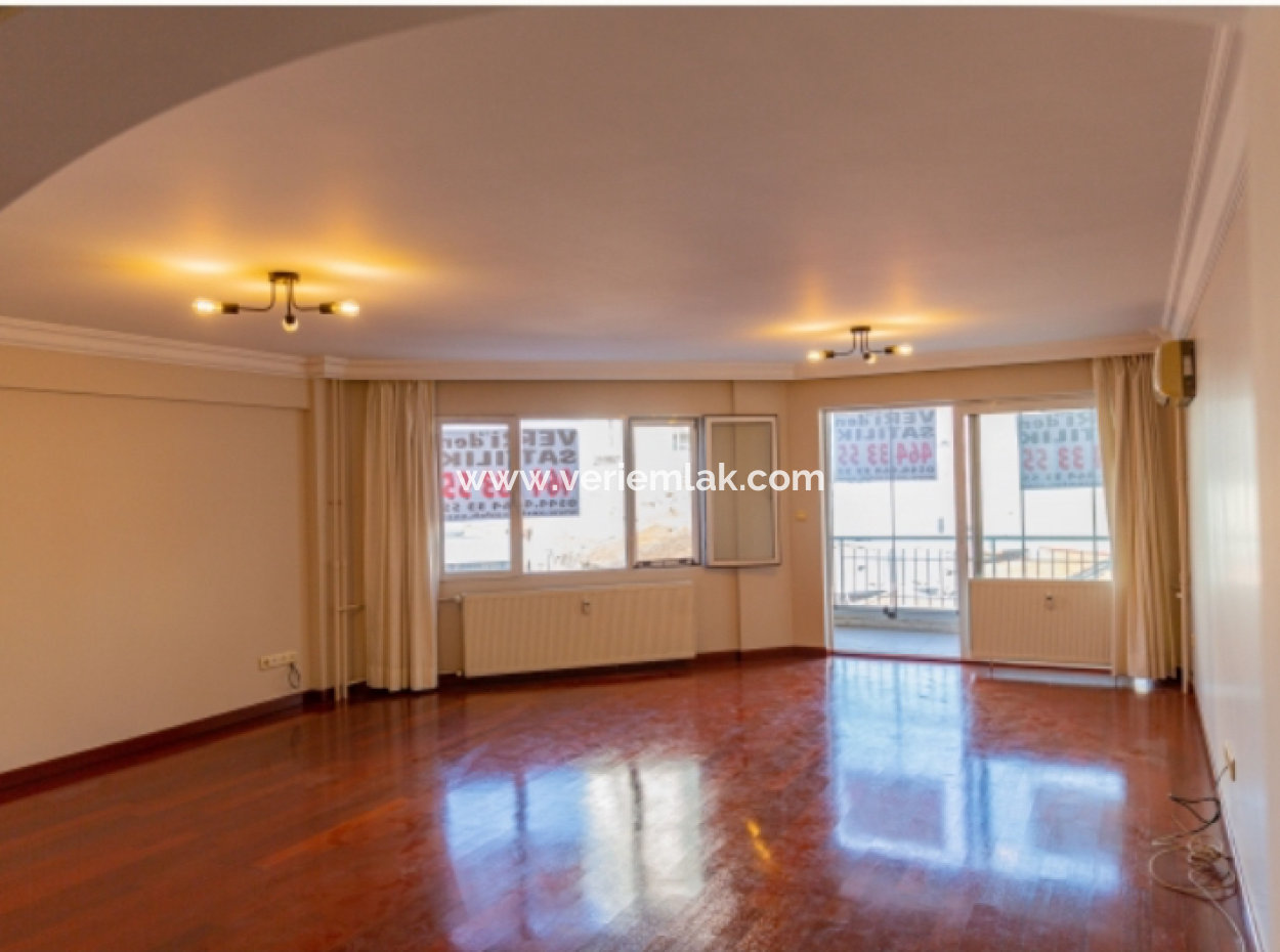 Apartment For Sale In Alsancak In Renovated Free Condition