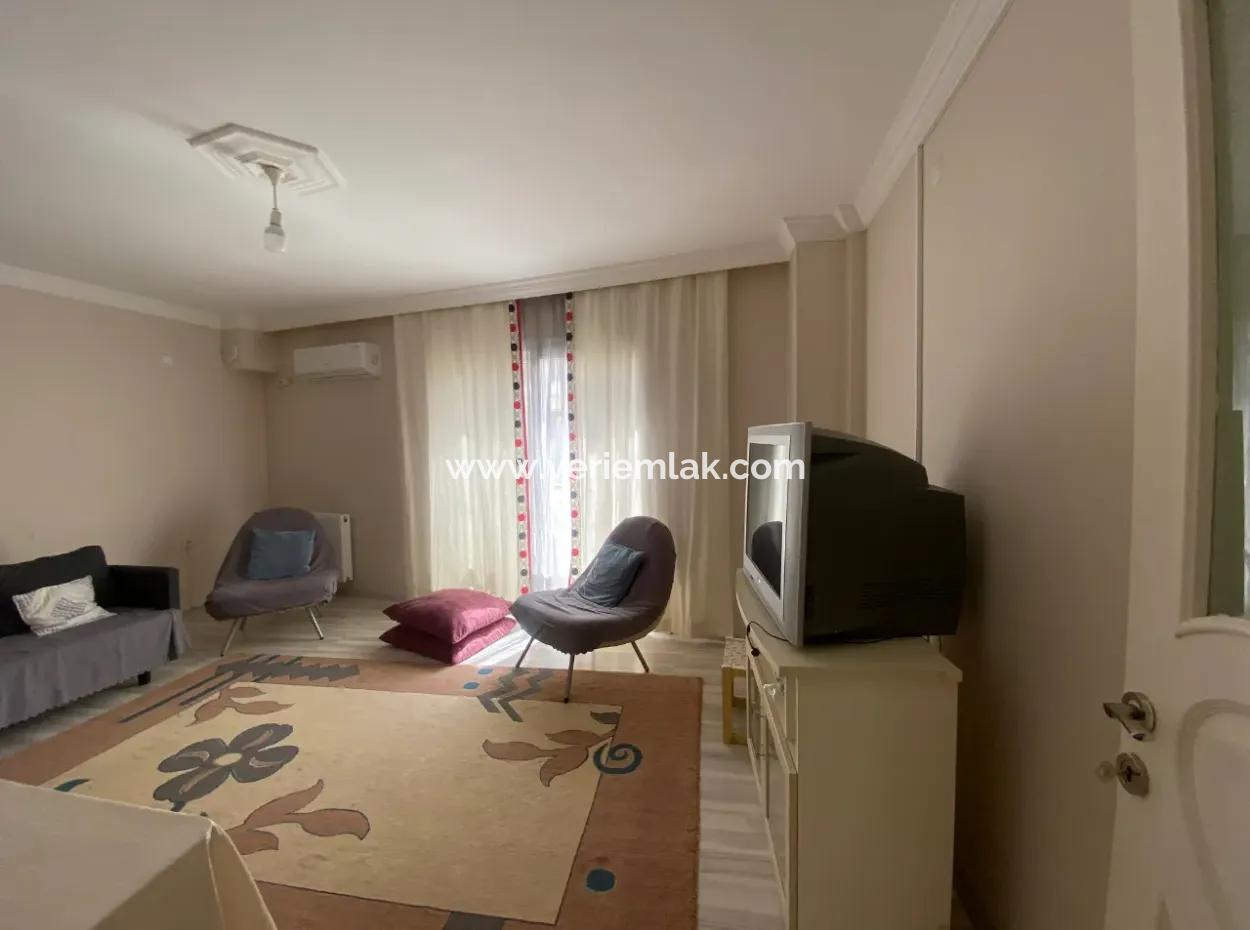 Apartment For Sale In Seferihisar Camikebir Neighborhood, 2 Rooms 1 Living Room, Closed Kitchen