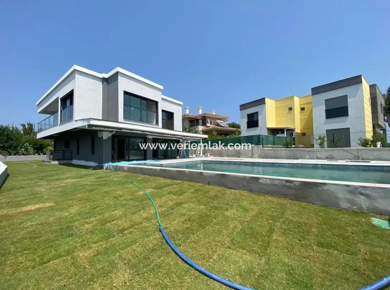 Luxury Villa With Pool With 420 M2 Usage Area In 625 M2 Plot In Çeşme Boyalık