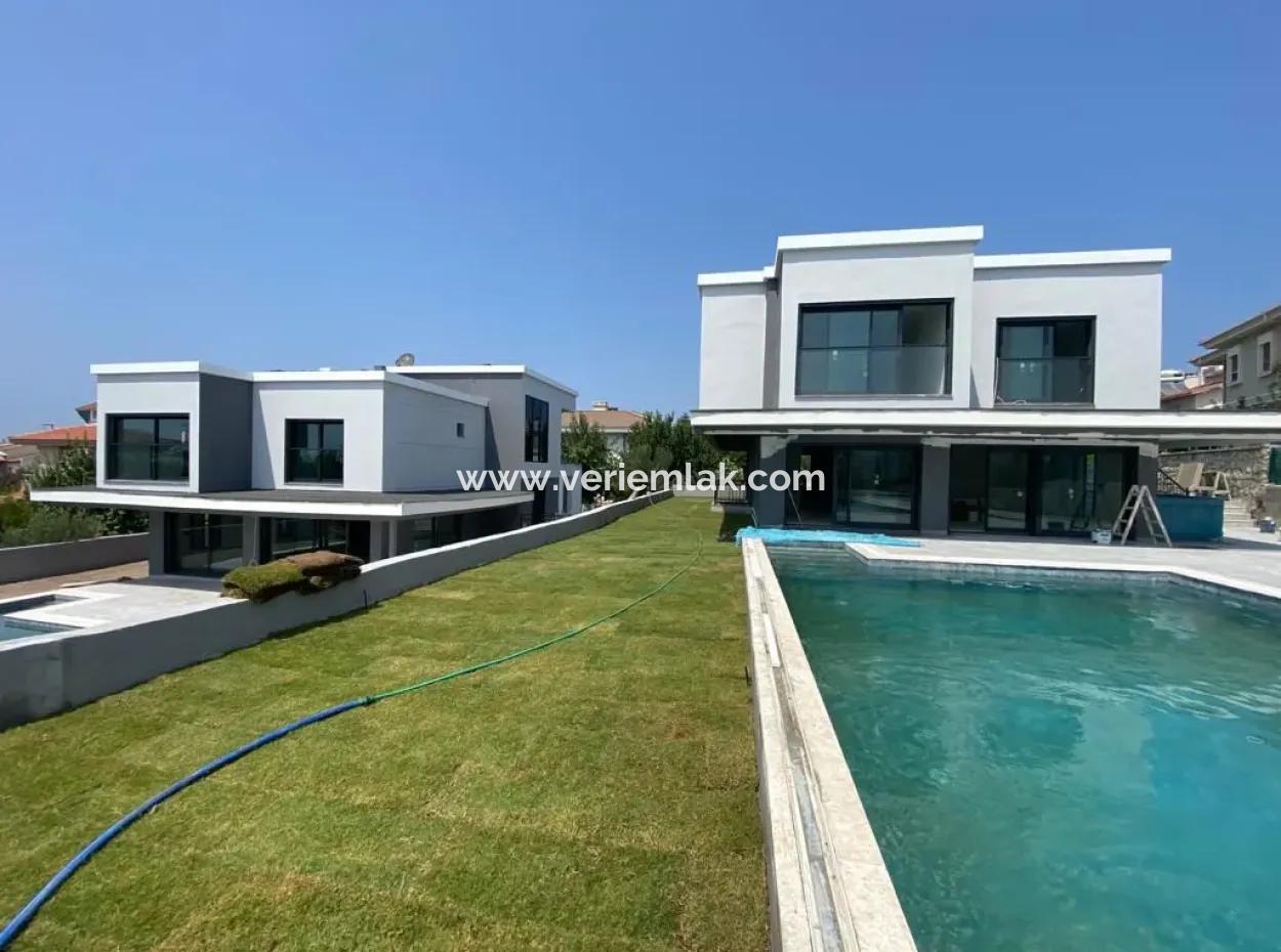 Luxury Villa With Pool With 420 M2 Usage Area In 625 M2 Plot In Çeşme Boyalık