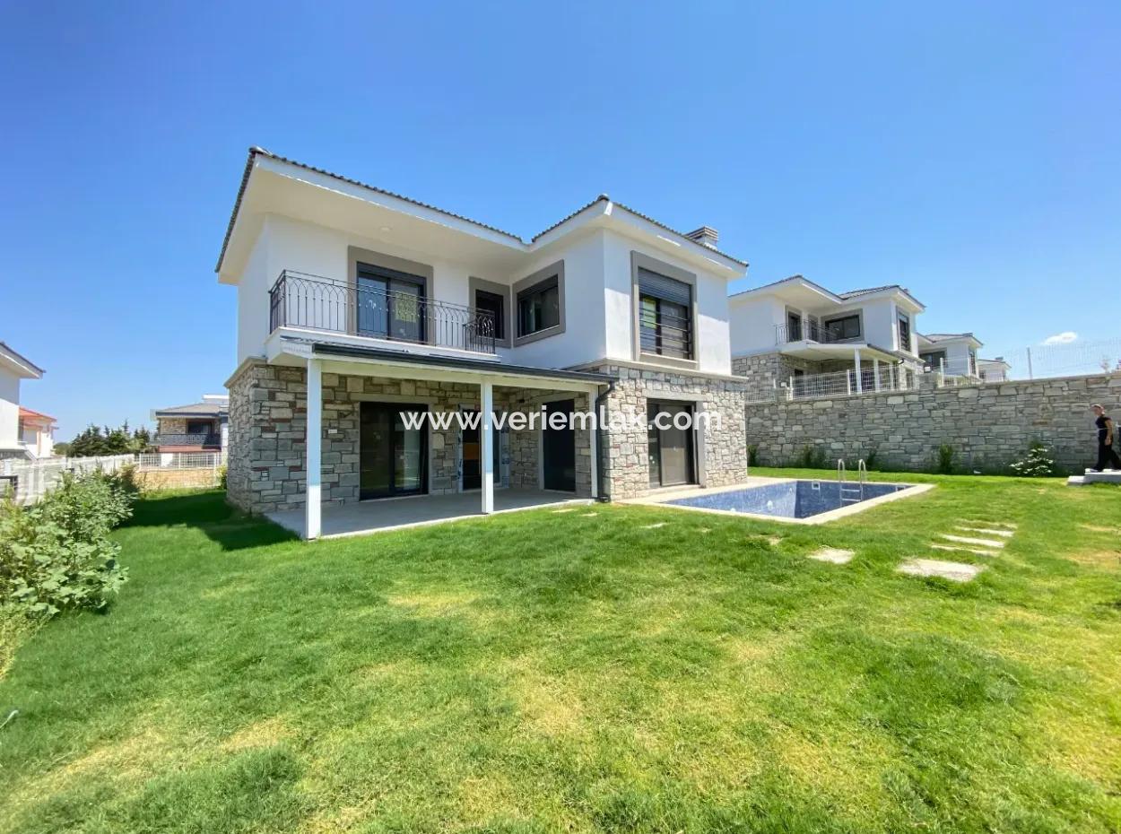 4 1 Villa For Sale With Pool And Garden In Seferihisar Akarca