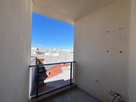 1 1 Apartment For Sale In Seferihisar Bazaar Center, With Balcony, Bargain!