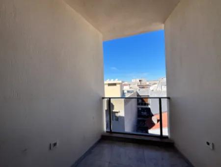 1 1 Apartment For Sale In Seferihisar Bazaar Center, With Balcony, Bargain!