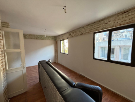 An Unmissable Opportunity Apartment On The 3Rd Floor Close To The Martyrs Of Cyprus In Alsancak!