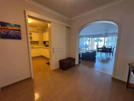 Luxury Mansion Apartment With Sea View And En-Suite Bathroom In Göztepe!